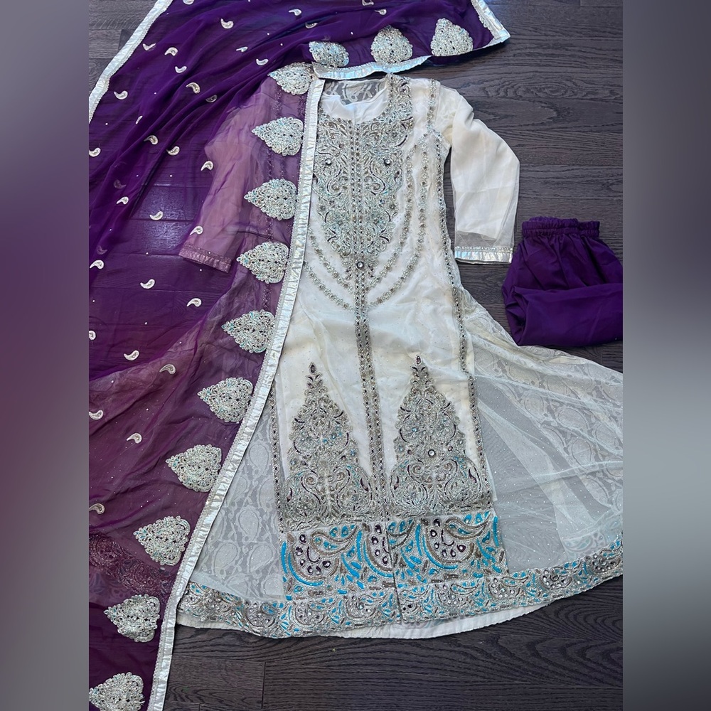 Pakistani/Indian 3 piece suit purple/white ,size small , full liner inside,